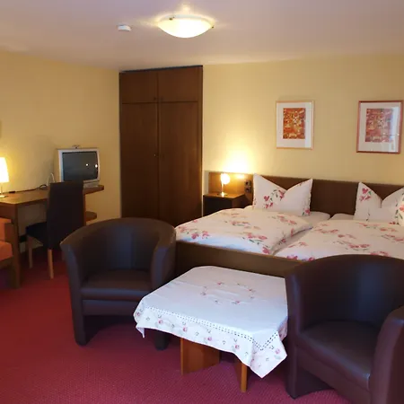 Schuster Und Gaestehaus Hotel 3*