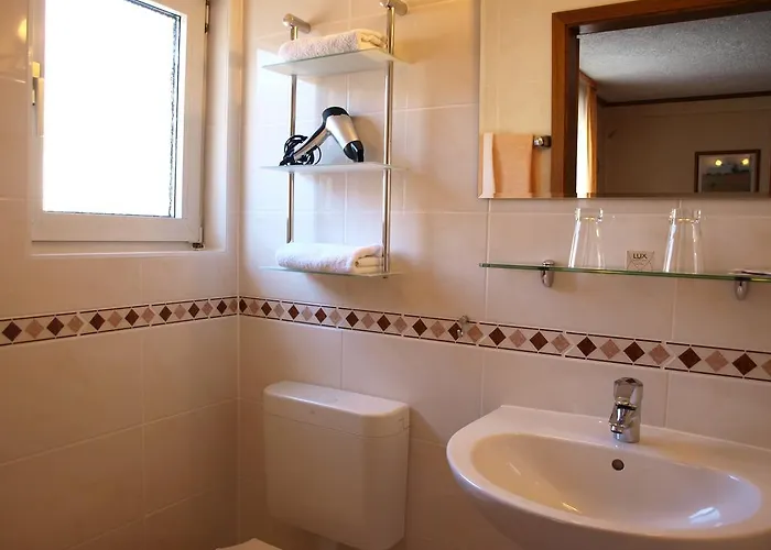 Schuster Und Gaestehaus מלון 3*