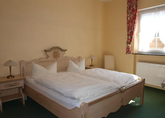 Schuster Und Gaestehaus מלון 3*